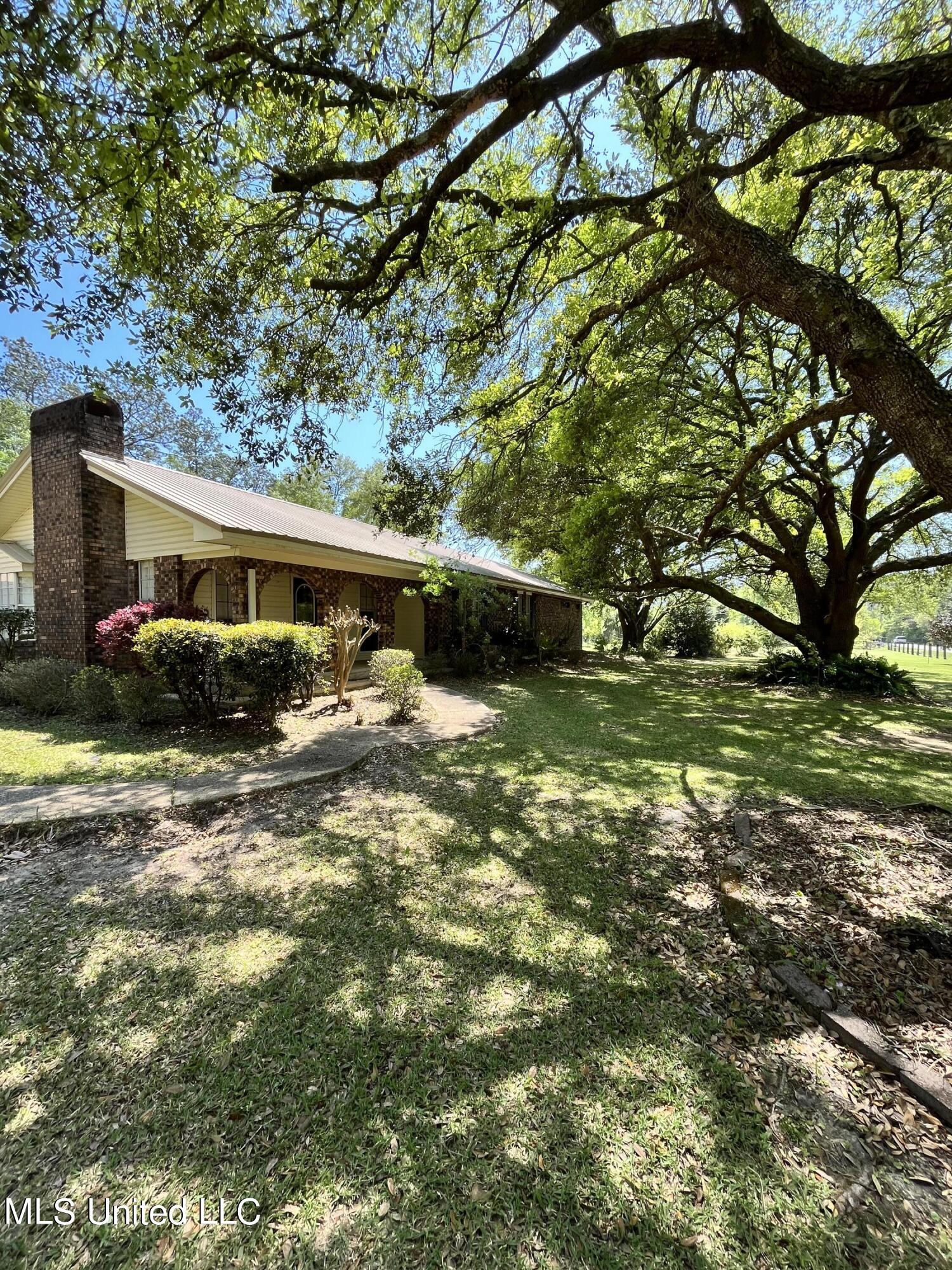 14068 Old Woolmarket Road Biloxi, MS 39532 - Photo 3 of 38 Oak