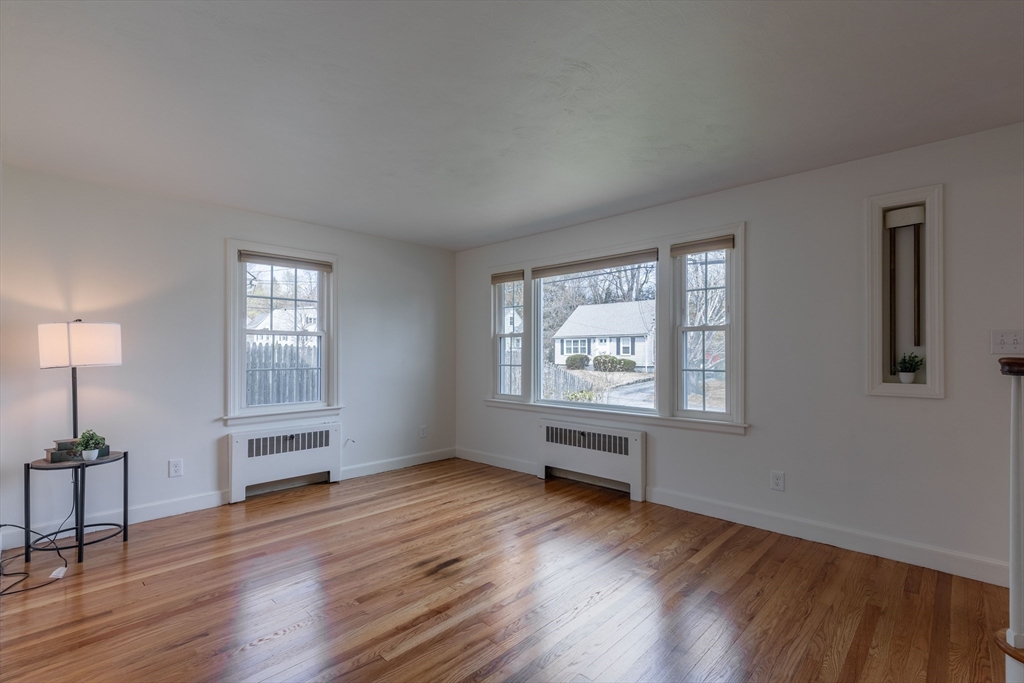 11 Benjamin Road Worcester, MA 01602 - Photo 4 of 25 Gallery Image 4