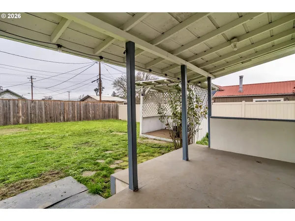 a view of a backyard