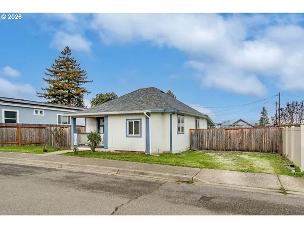 a view of a yard in front of a house
