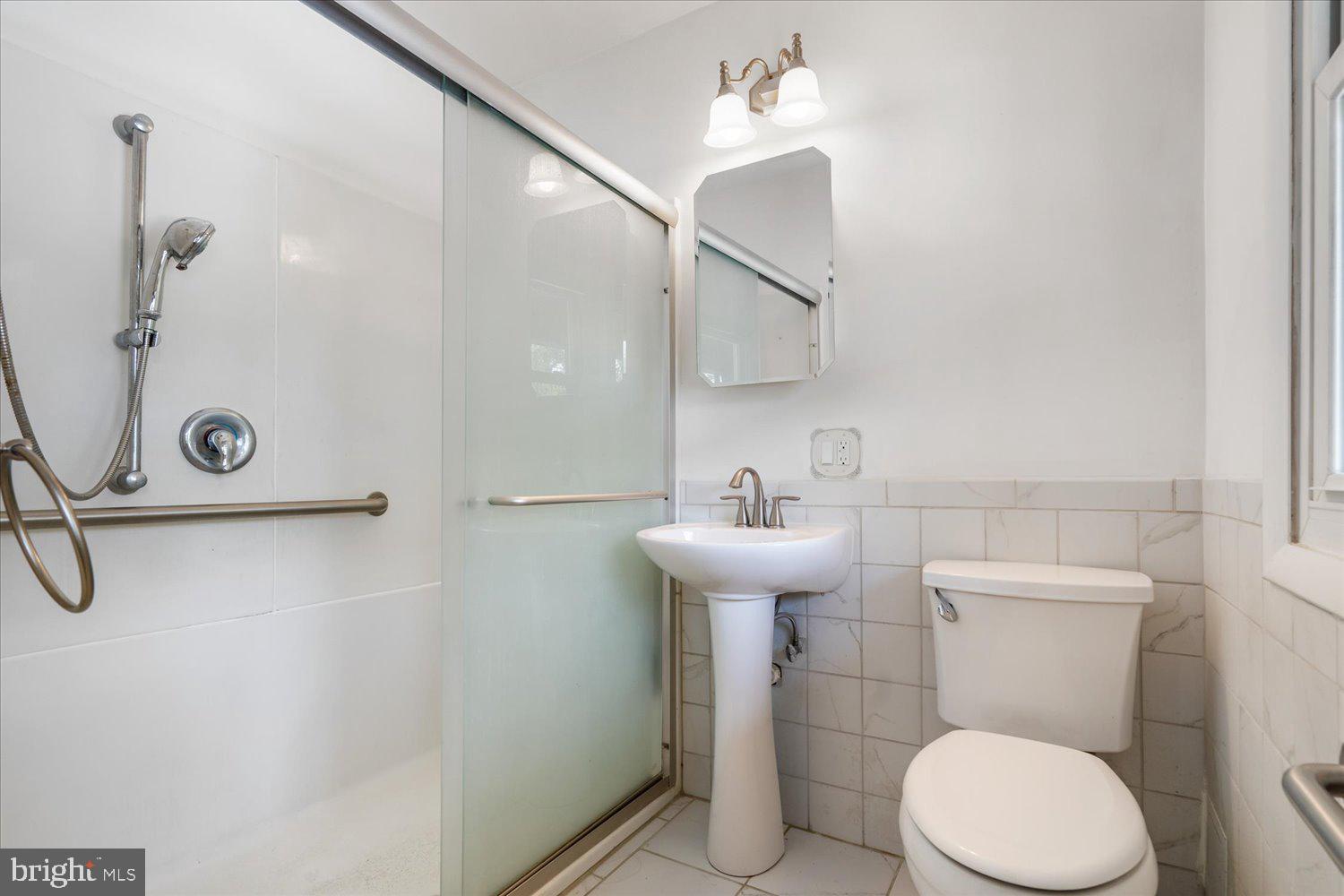 7207 Kennebunk Road Baltimore, MD 21244 - Photo 21 of 34 Owners Bath