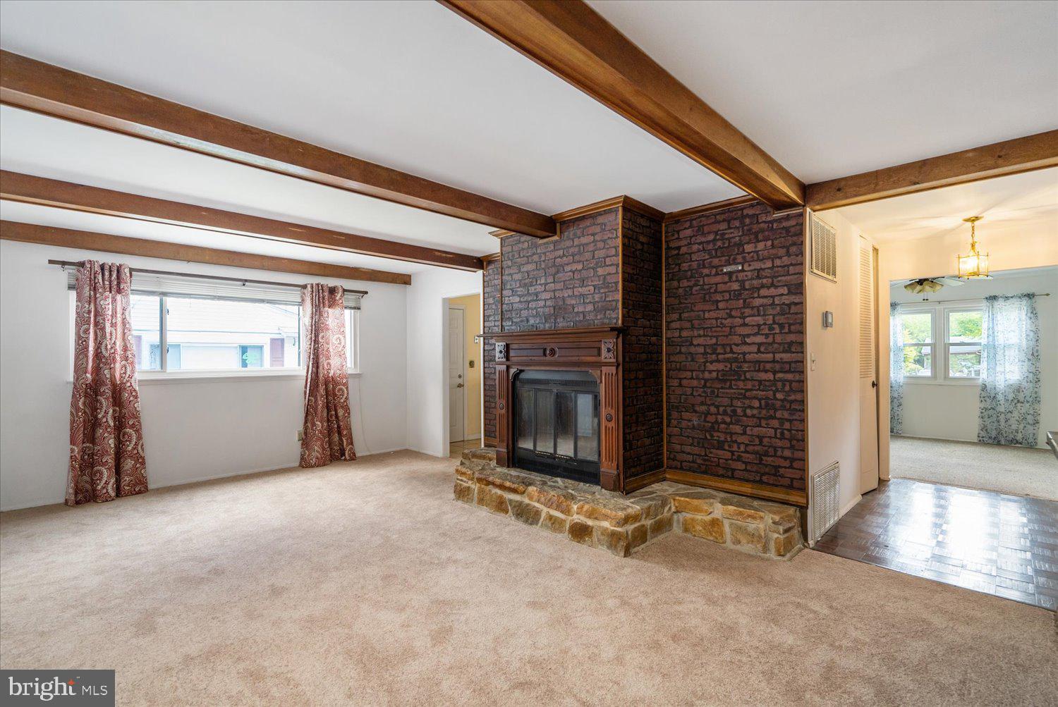 7207 Kennebunk Road Baltimore, MD 21244 - Photo 4 of 34 Living room