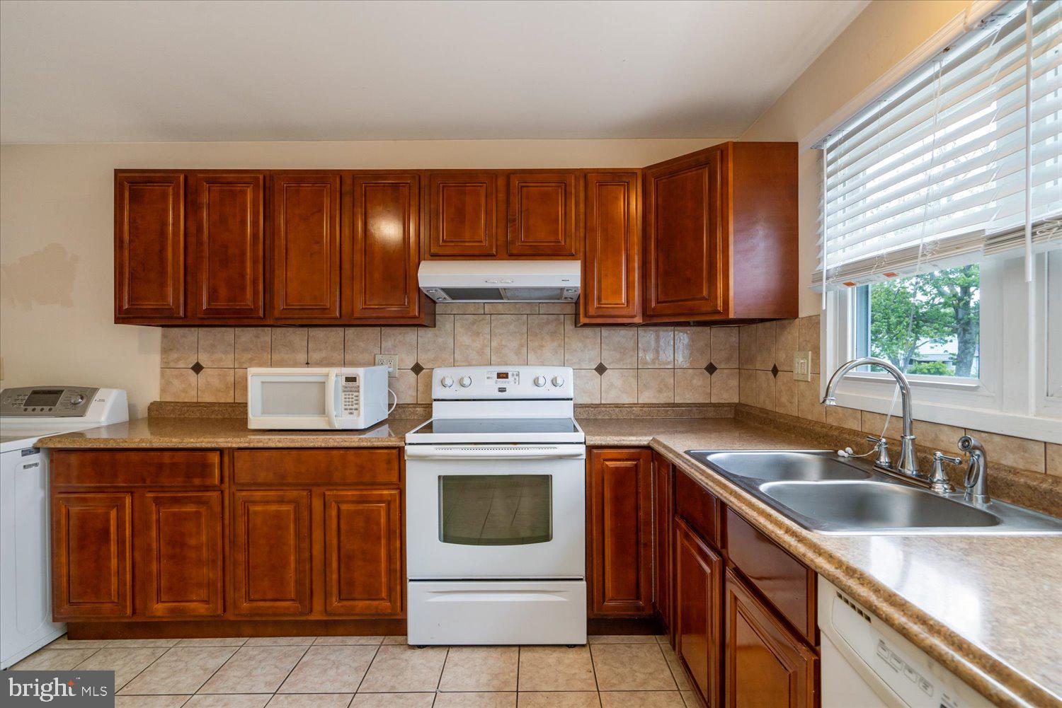 7207 Kennebunk Road Baltimore, MD 21244 - Photo 8 of 34 Kitchen