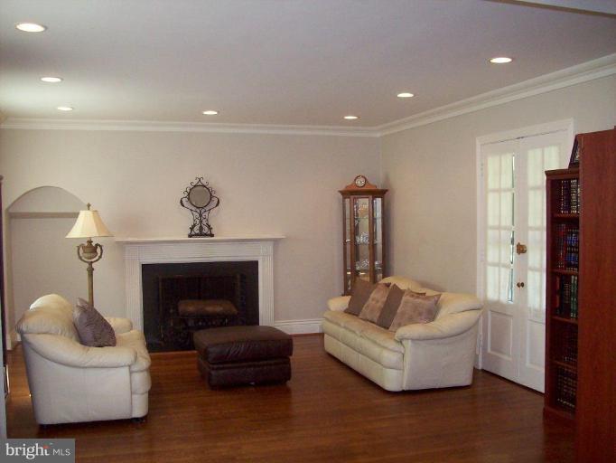 3302 Fallstaff Road Baltimore, MD 21215 - Photo 3 of 23 Living Room