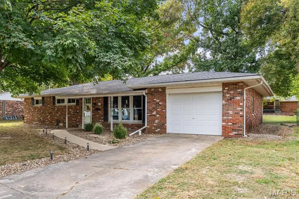 $184,000 | 325 North Van Buren Street, Trenton, IL 62293