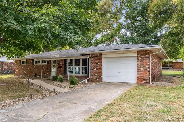 $197,000 | 325 North Van Buren Street, Trenton, IL 62293