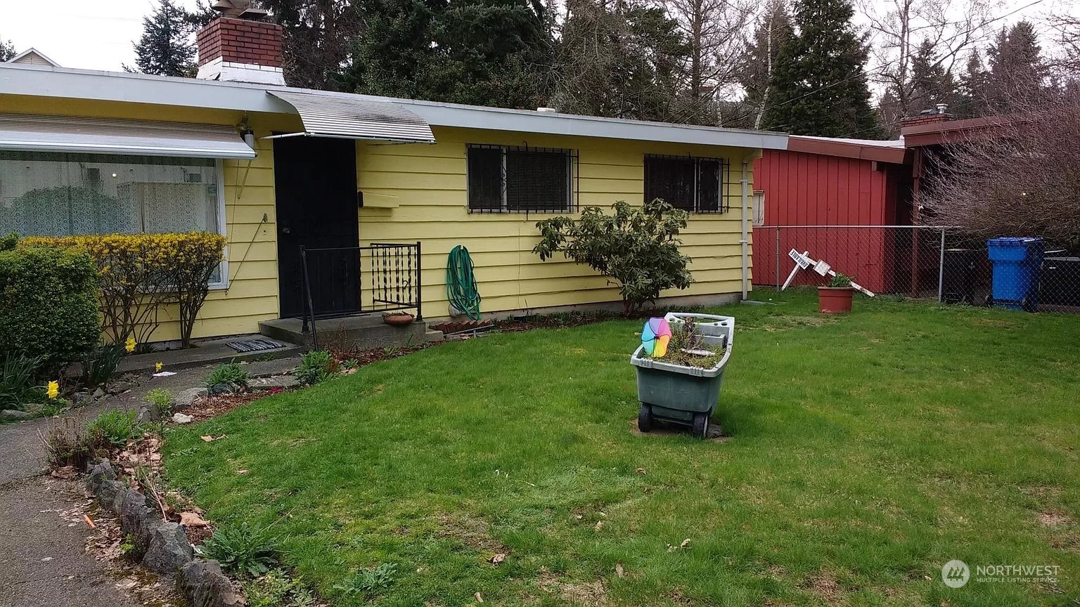 a view of a backyard with back yard