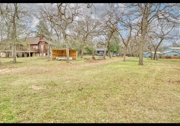 a view of a house with backyard