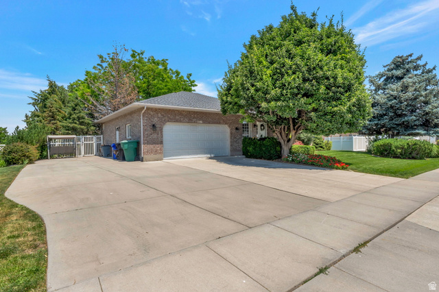 1386 West Bristol Ridge Road West Jordan, UT 84088 - Photo 2 of 30