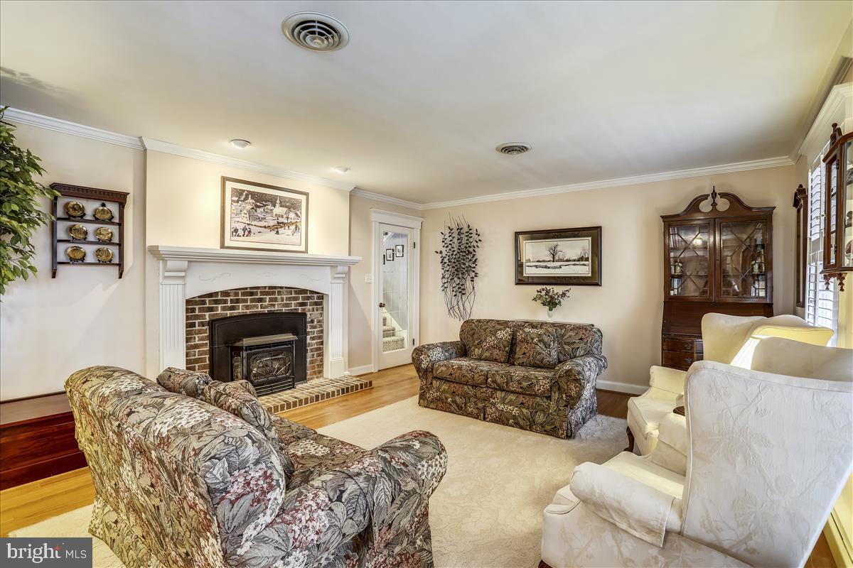 15431 Barnesville Road Boyds, MD 20841 - Photo 14 of 68 Formal living room