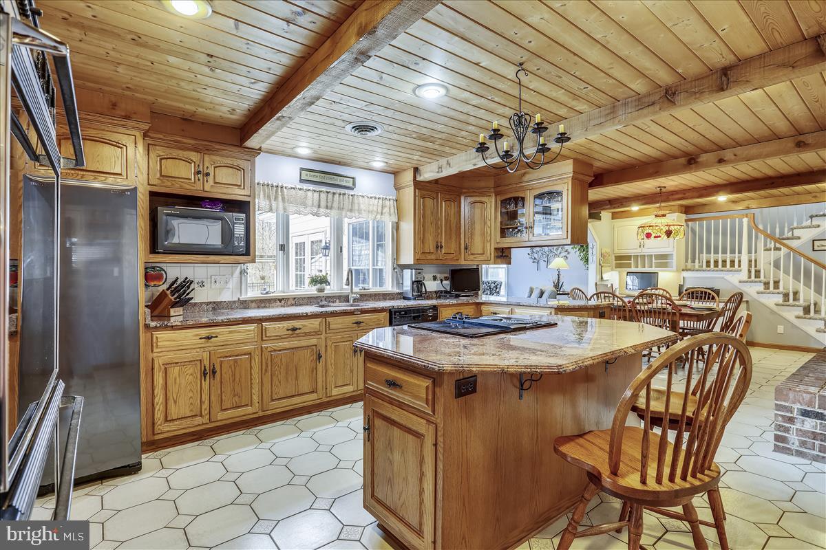 15431 Barnesville Road Boyds, MD 20841 - Photo 16 of 68 Country kitchen with center island