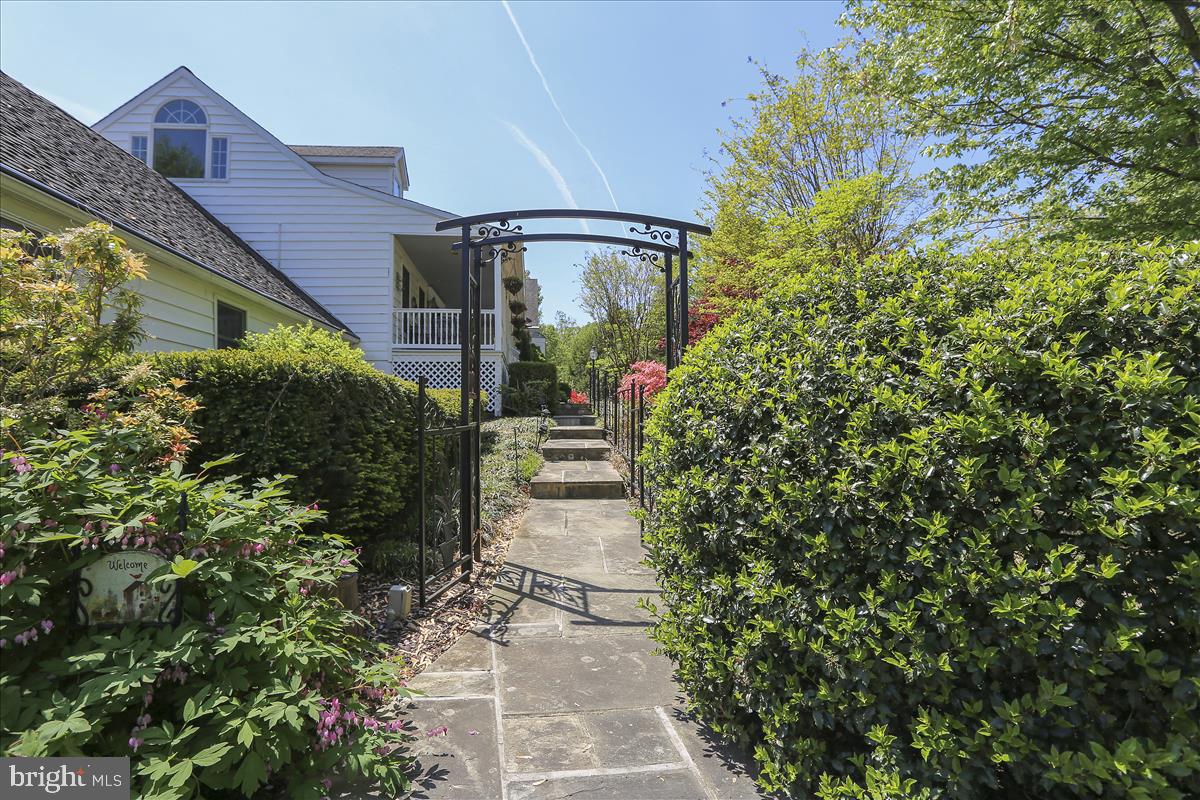 15431 Barnesville Road Boyds, MD 20841 - Photo 5 of 68 Front walkway