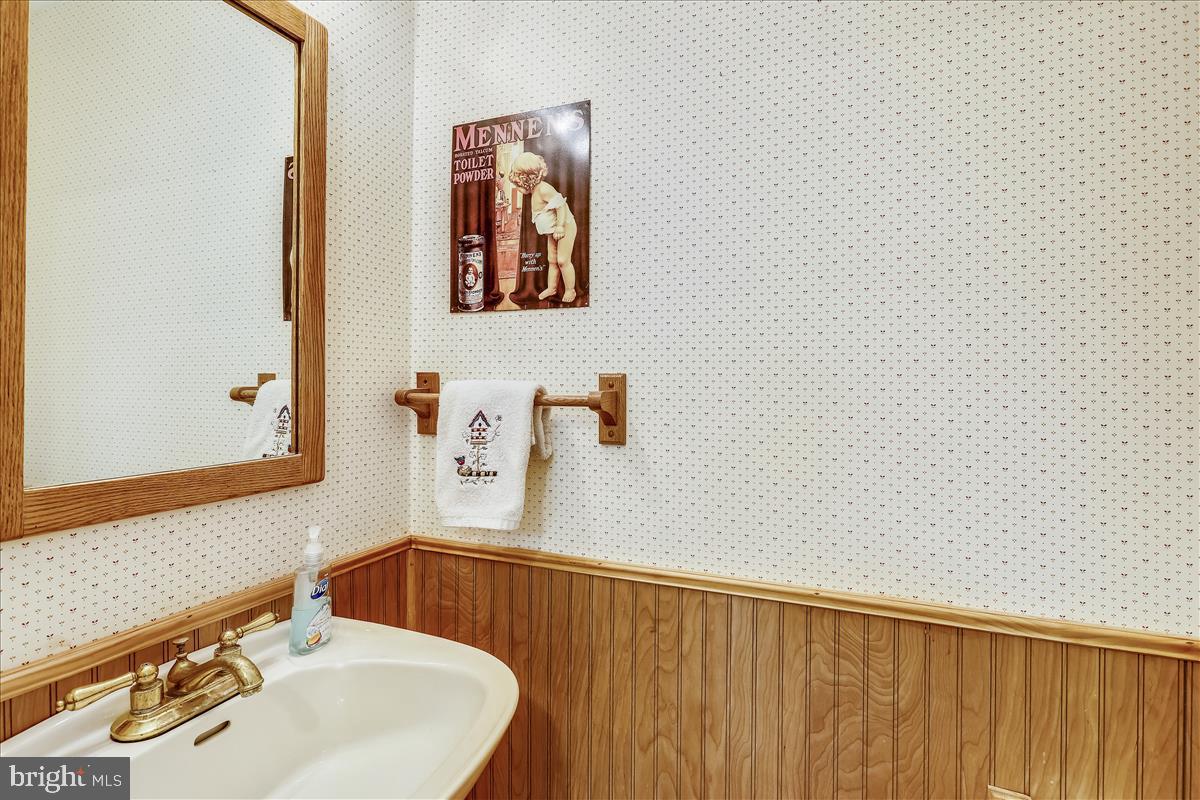 15431 Barnesville Road Boyds, MD 20841 - Photo 43 of 68 Lower level powder room