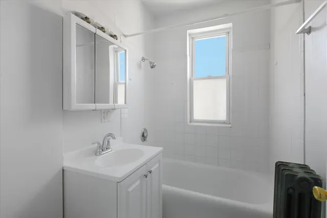 $1,075 | 1635 West Morse Avenue, Unit 205, Chicago, IL 60626