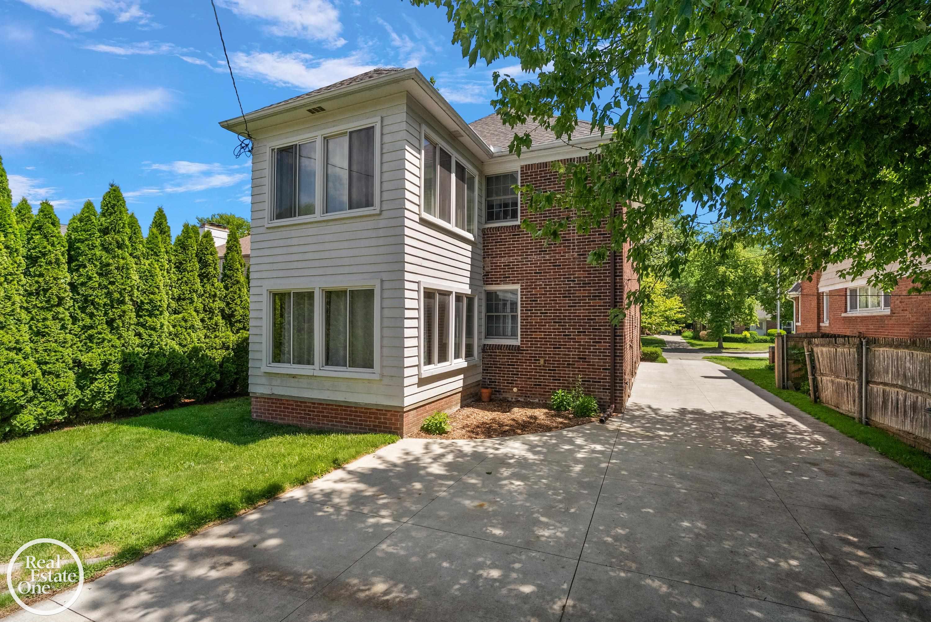 897 Rivard Boulevard Grosse Pointe, MI 48230 - Photo 6 of 42 50212858-20aaf0dd-066d-4b77-9735-1a4373066fcc.JPG