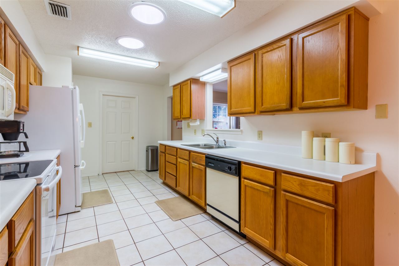 529 West Amanda Avenue Foley, AL 36535 - Photo 2 of 19 Kitchen