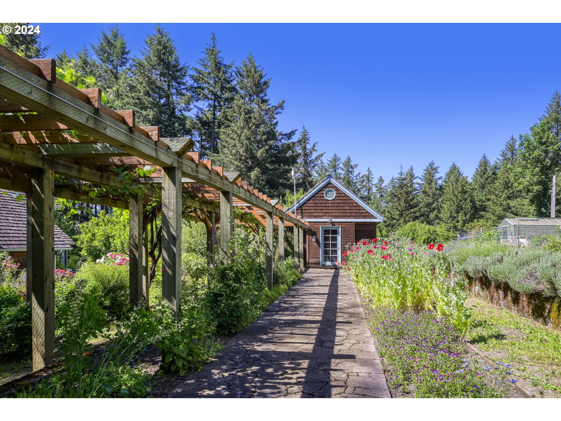 36245 Wagner Lane Cottage Grove, OR 97424 - Photo 23 of 45 a front view of a house with a garden