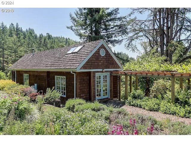 36245 Wagner Lane Cottage Grove, OR 97424 - Photo 33 of 45 a view of a house with brick walls and potted plants