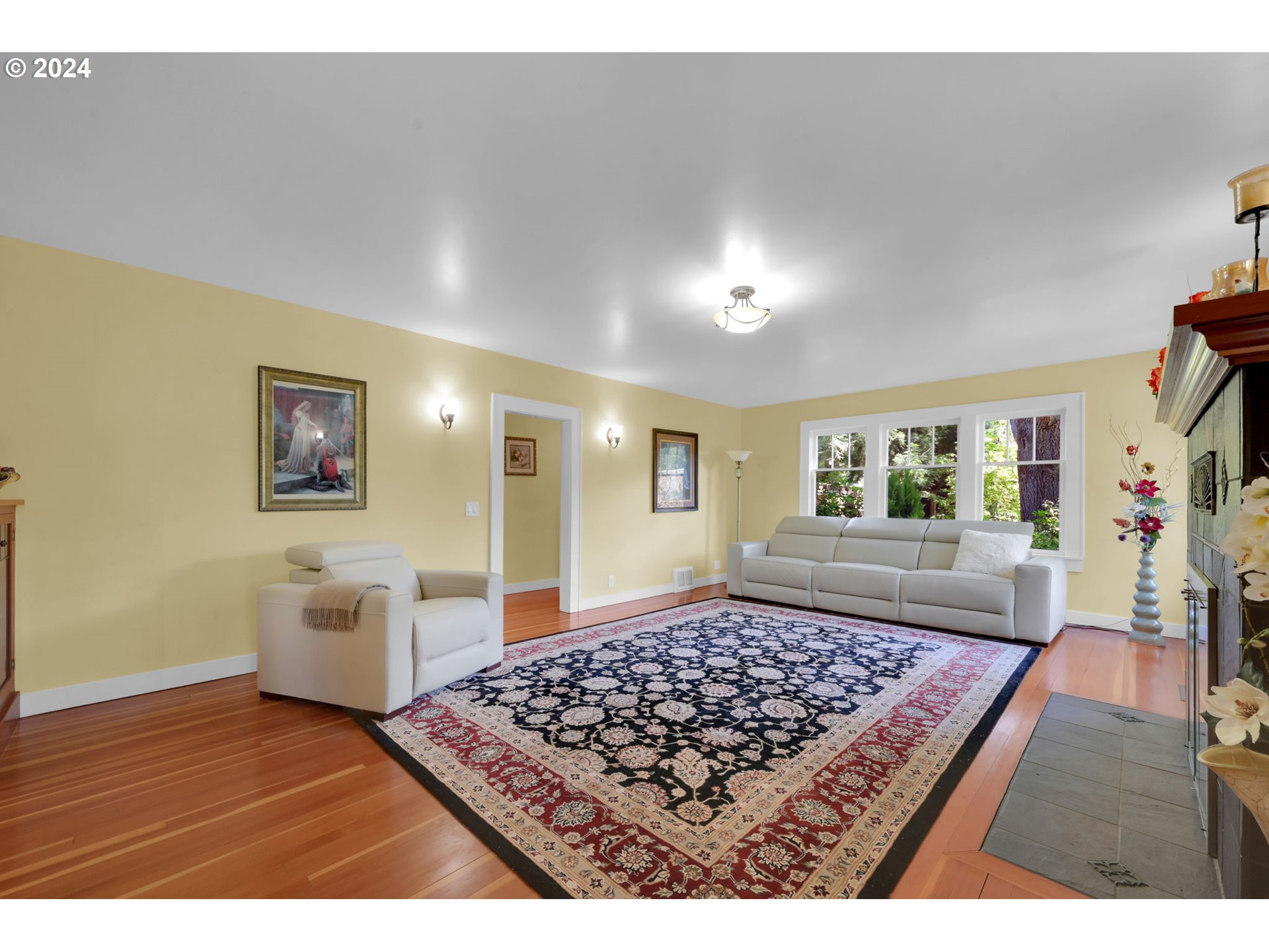 36245 Wagner Lane Cottage Grove, OR 97424 - Photo 7 of 45 a living room with furniture and a rug