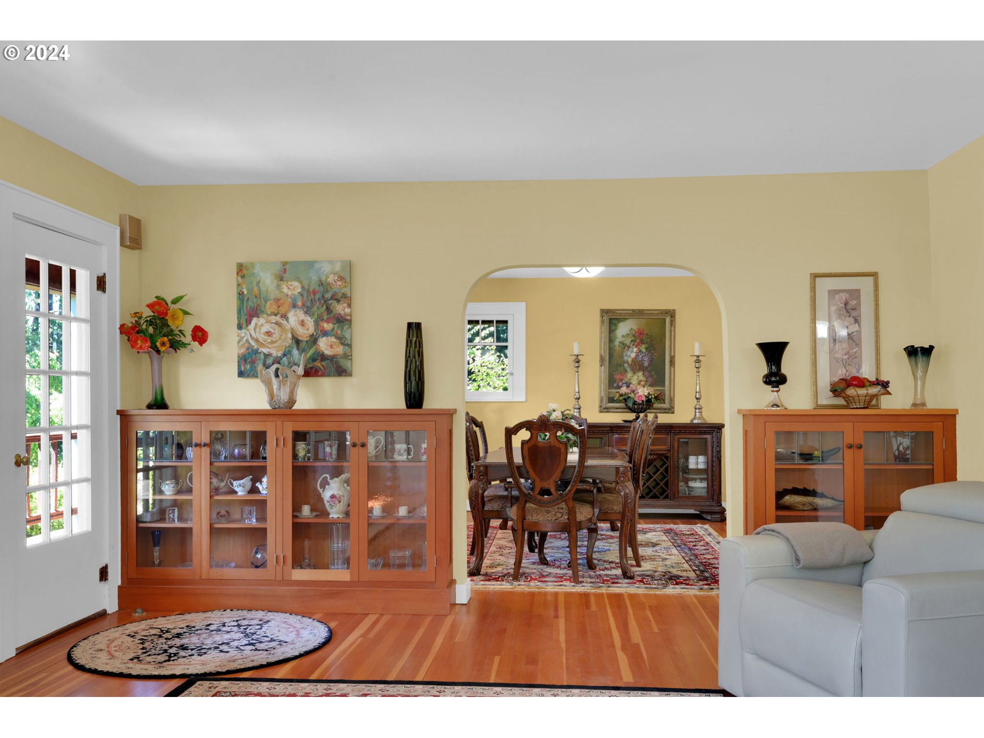 36245 Wagner Lane Cottage Grove, OR 97424 - Photo 8 of 45 a living room with furniture and painting on the wall