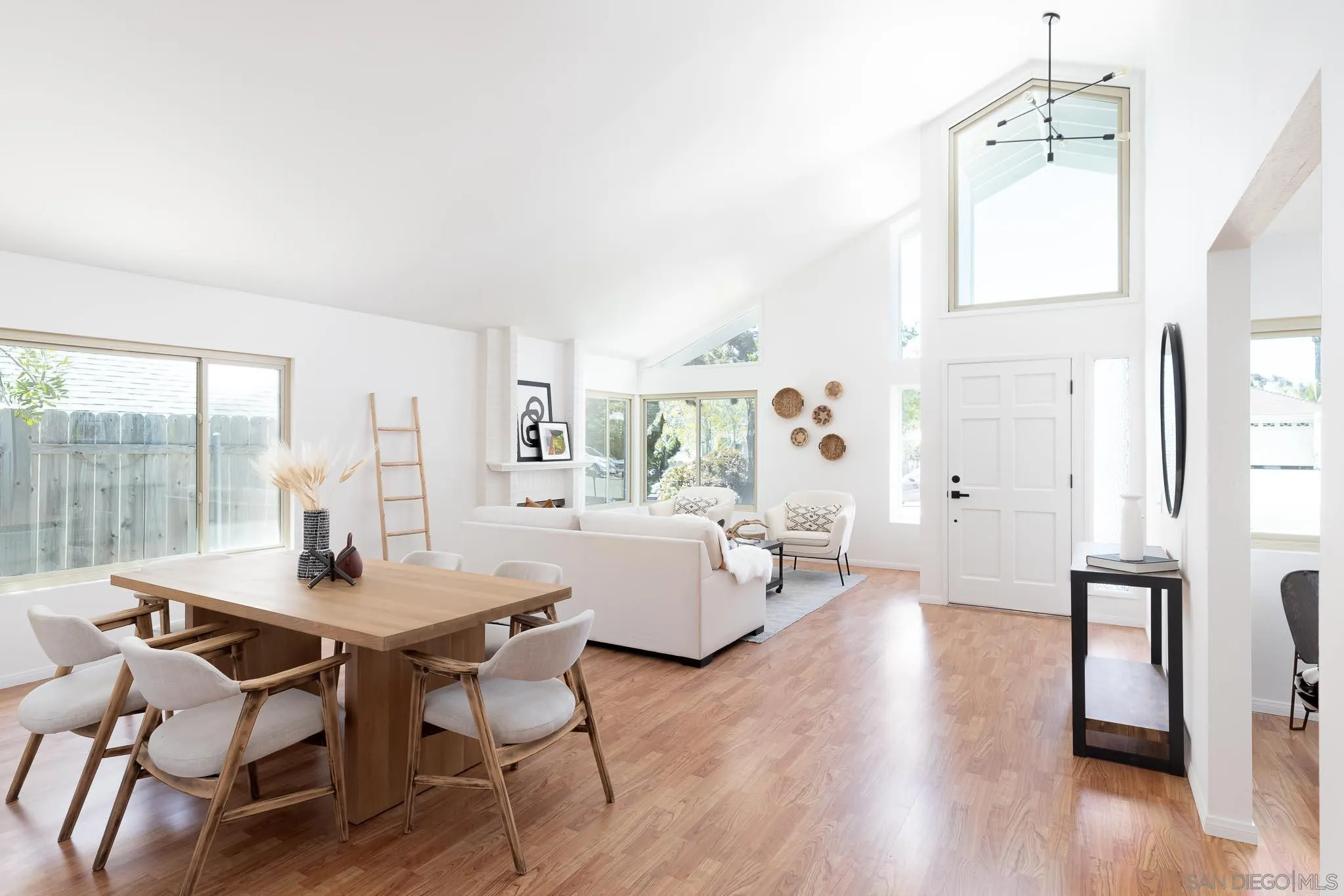 277 Rodney Avenue Encinitas, CA 92024 - Photo 2 of 19 Gallery Image 2