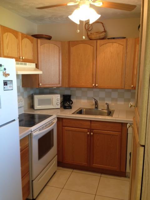 528 Mansfield M, Unit 528 Boca Raton, FL 33434 - Photo 2 of 17 528 Mansfield kitchen