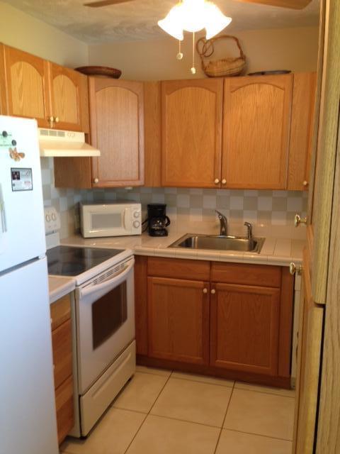 528 Mansfield M, Unit 528 Boca Raton, FL 33434 - Photo 3 of 17 528 mansfield kitchen2