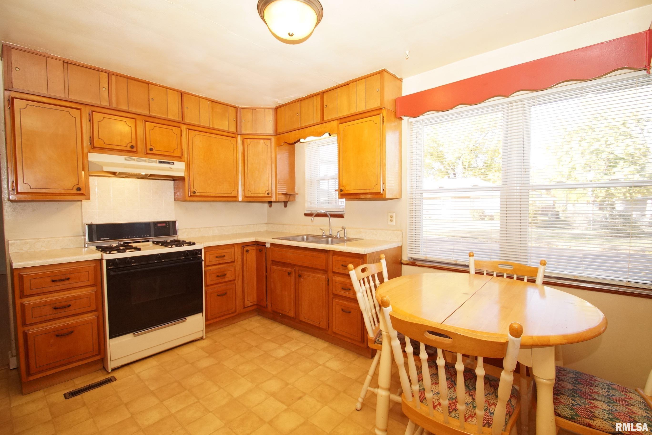 338 Amanda Street Pekin, IL 61554 - Photo 12 of 24