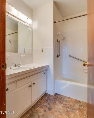 $1,600 | 607 Race Street, Unit 4, Elizabethton, TN 37643