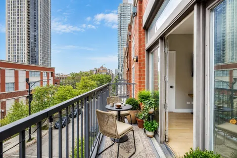$865,000 | 321 North Jefferson Street, Unit 401, Chicago, IL 60661