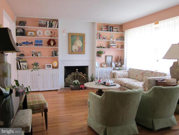 549 Brook Road Towson, MD 21286 - Photo 4 of 11 Living Room
