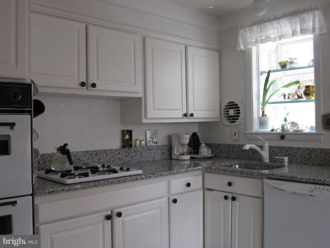 549 Brook Road Towson, MD 21286 - Photo 7 of 11 Kitchen