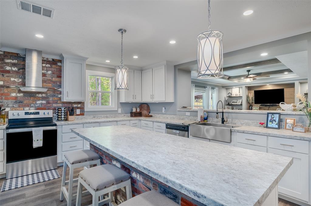339 Cycle Plant Road Benton, LA 71006 - Photo 9 of 25 a large kitchen with a table and chairs in it
