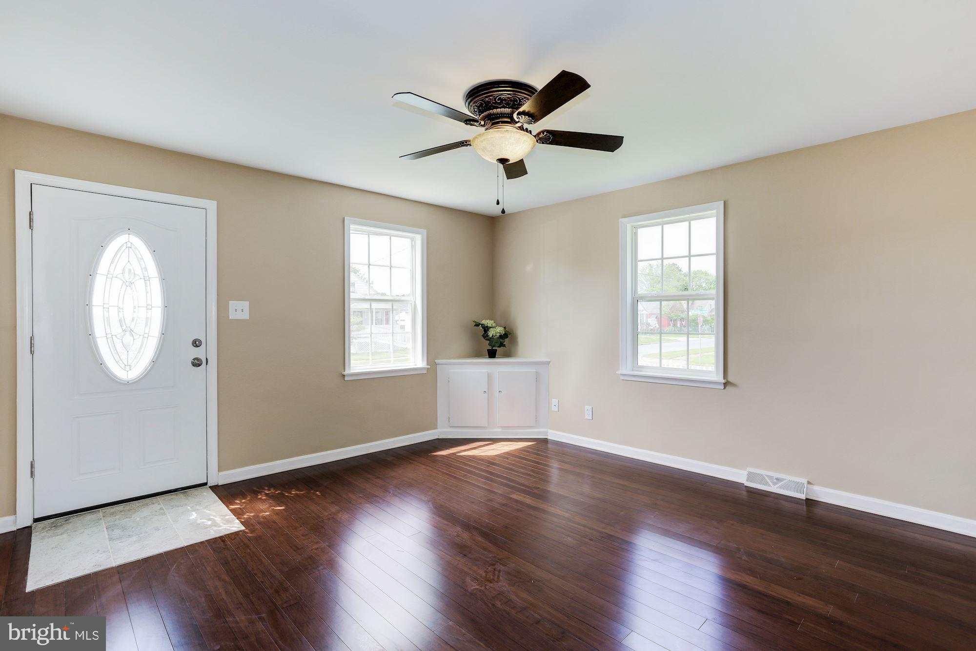 956 Martin Road Baltimore, MD 21221 - Photo 3 of 23 Living Room