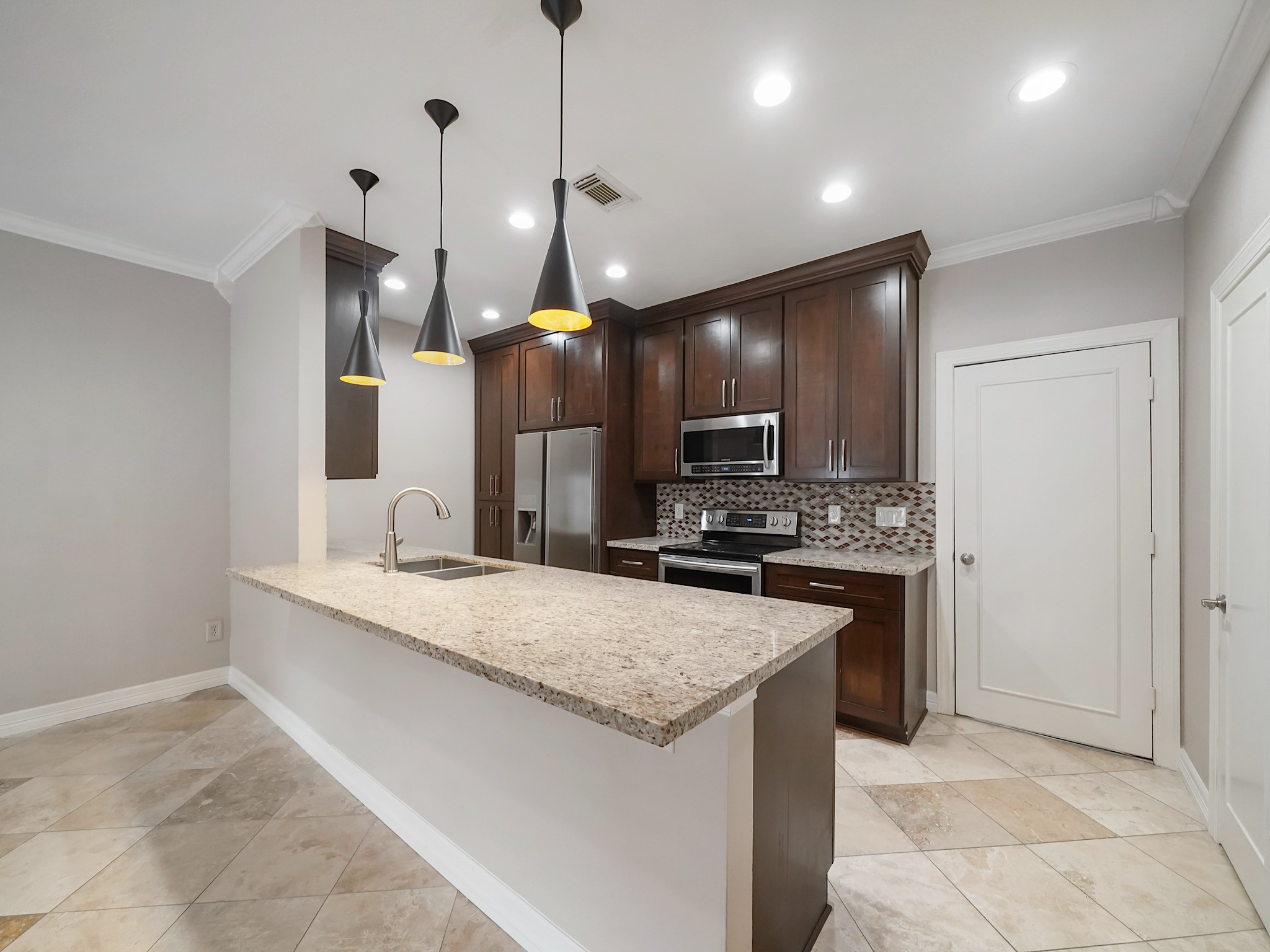 6000 Reims Road, Unit 2205 Houston, TX 77036 - Photo 8 of 35 Spacious breakfast bar ideal for everyday living.