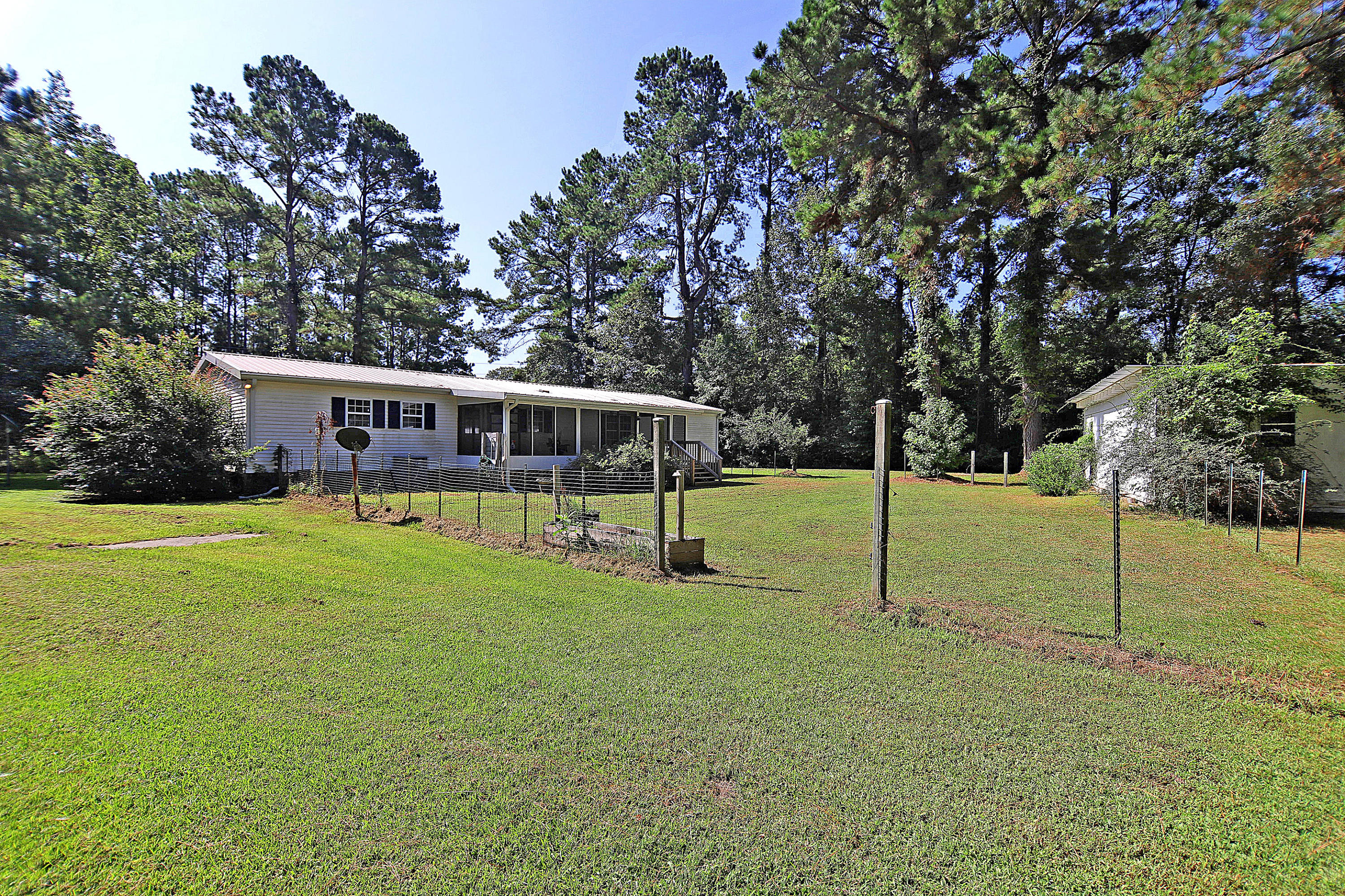 634 Carter Road Ridgeville, SC 29472 - Photo 4 of 34 IMG_0250 copy