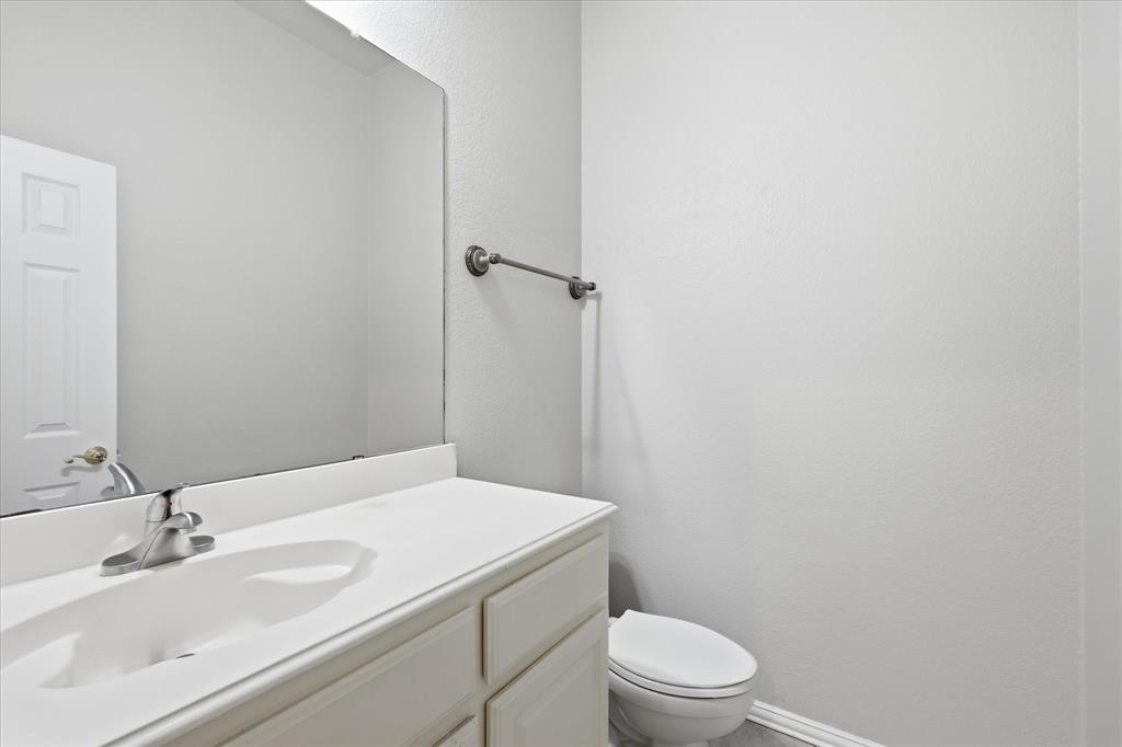944 Hedgcoxe Road Plano, TX 75025 - Photo 10 of 40 Downstairs bathroom near office