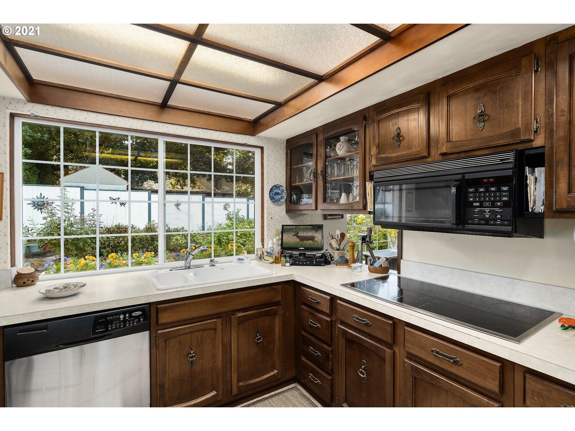 14620 Southwest Glenbrook Road Beaverton, OR 97007 - Photo 13 of 31 Gallery Image 13