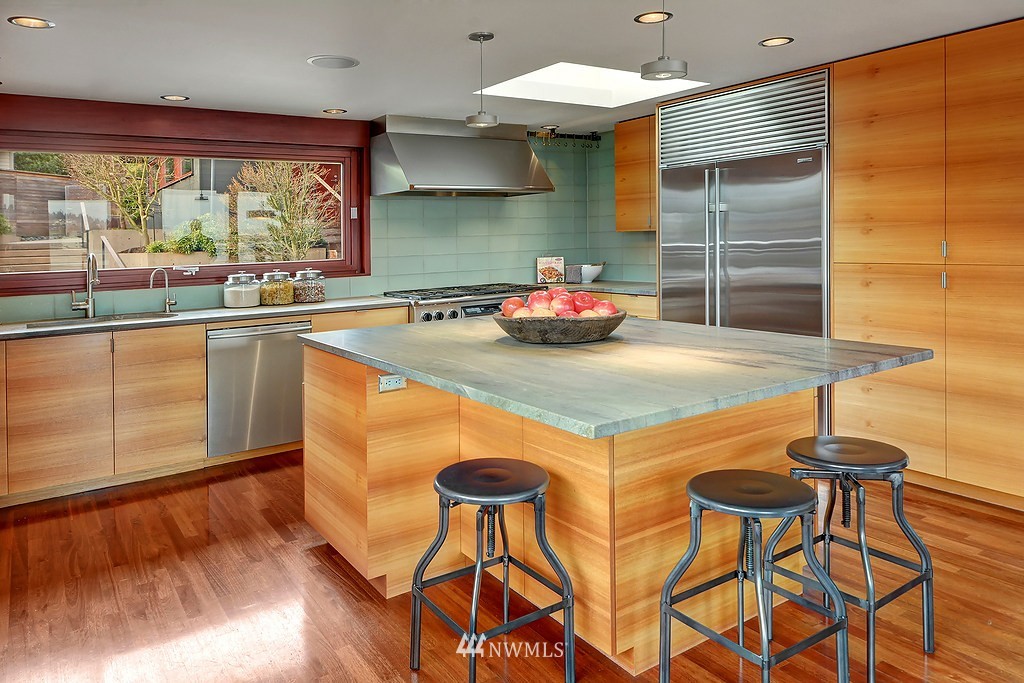 3744 West Commodore Way Seattle, WA 98199 - Photo 11 of 25 Gallery Image 11