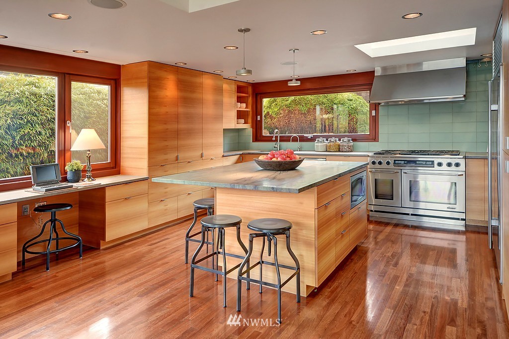 3744 West Commodore Way Seattle, WA 98199 - Photo 12 of 25 Gallery Image 12