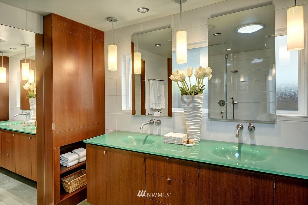 3744 West Commodore Way Seattle, WA 98199 - Photo 17 of 25 Gallery Image 17