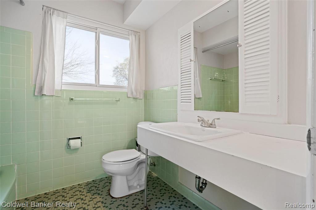 1272 East Square Lake Road Bloomfield Hills, MI 48304 - Photo 24 of 36