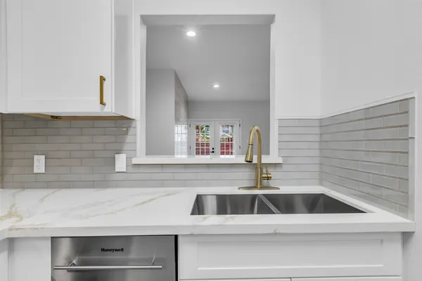 a close view of sink and tap