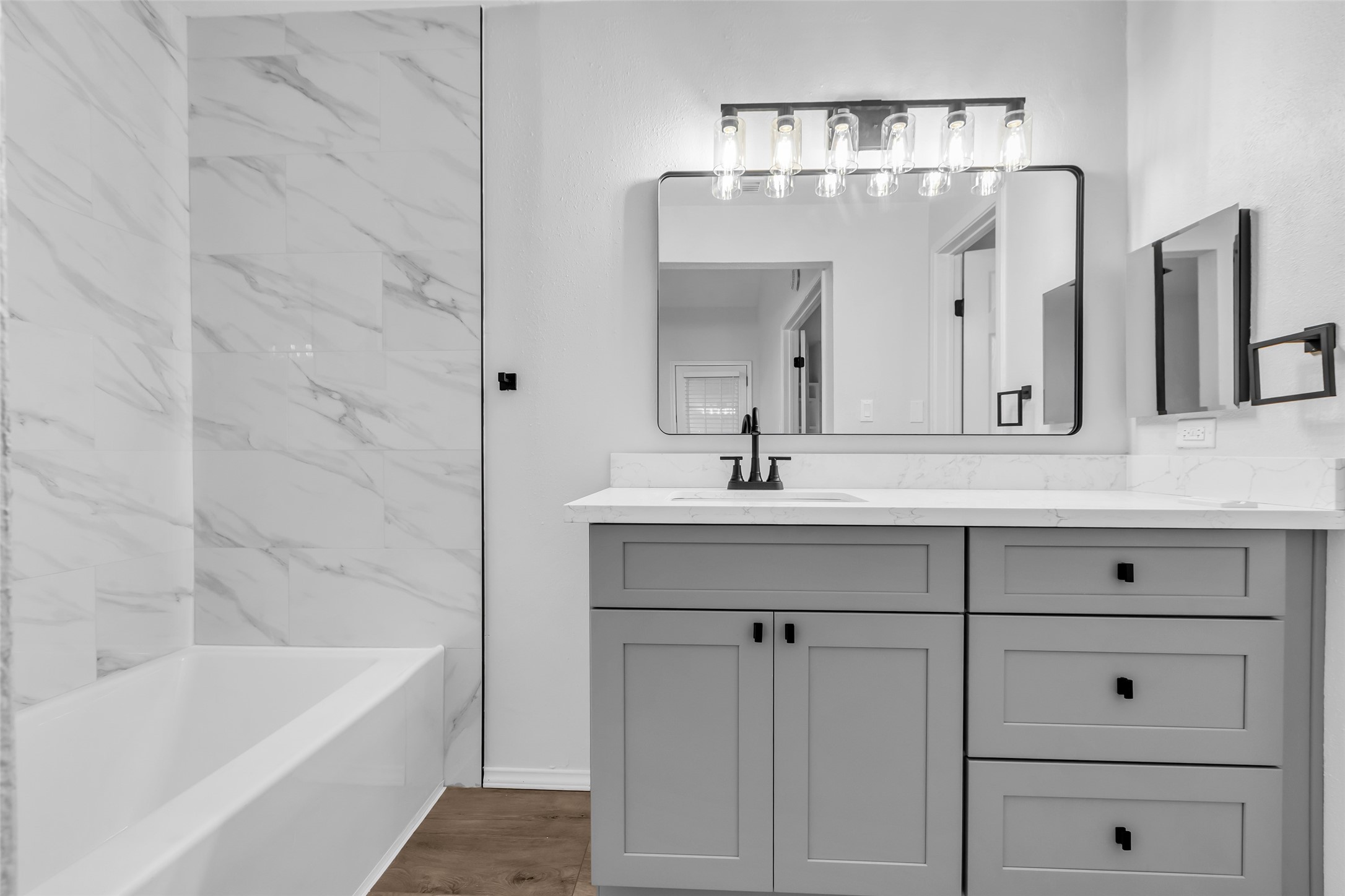 4900 Floyd Street, Unit 10 Houston, TX 77007 - Photo 21 of 30 a bathroom with a bathtub a sink and mirror