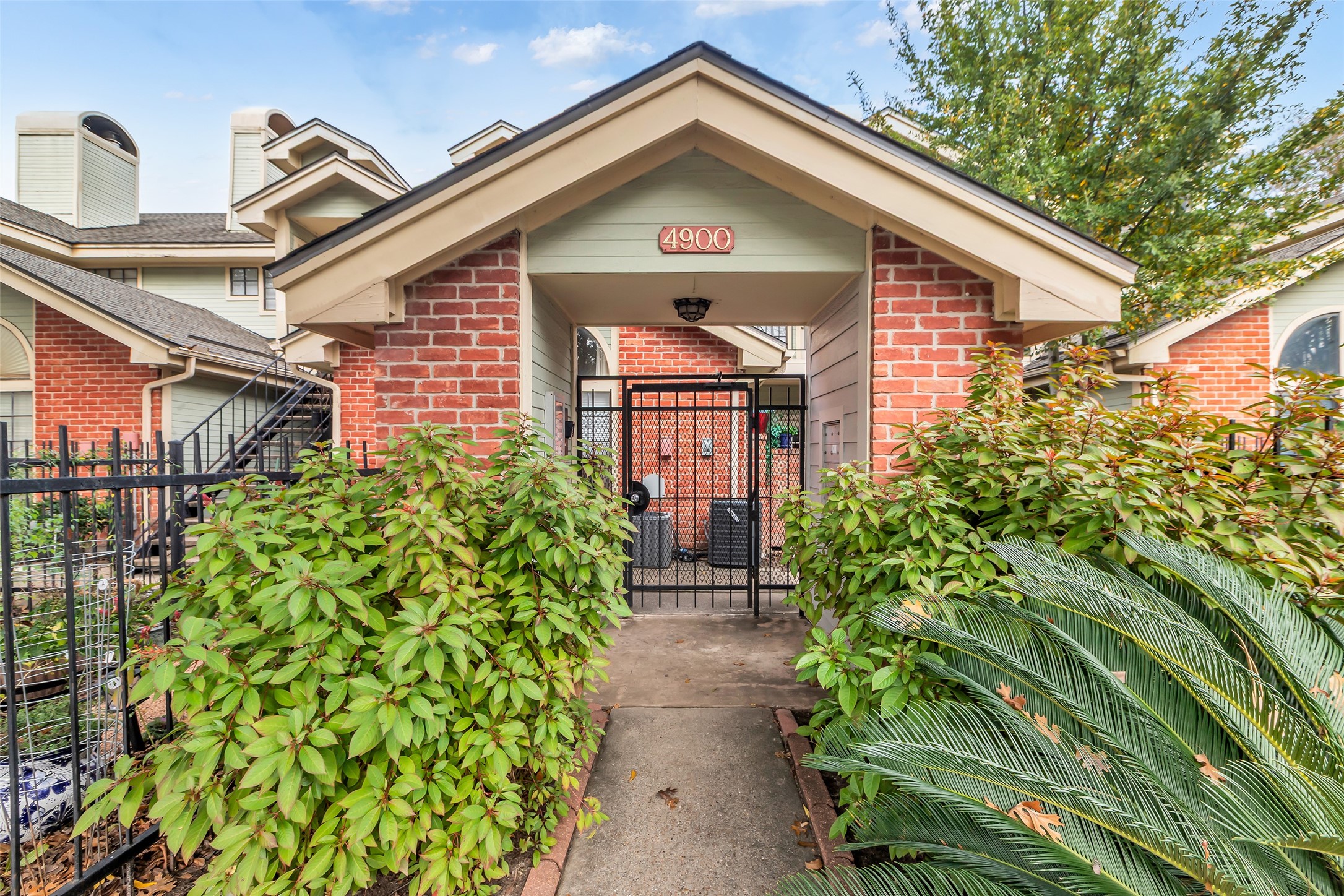 4900 Floyd Street, Unit 10 Houston, TX 77007 - Photo 29 of 30 a front view of a house with a yard