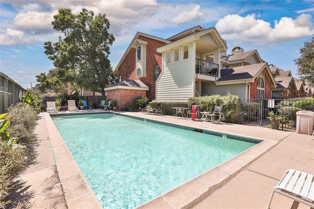 4900 Floyd Street, Unit 10 Houston, TX 77007 - Photo 30 of 30 a front view of a house with garden