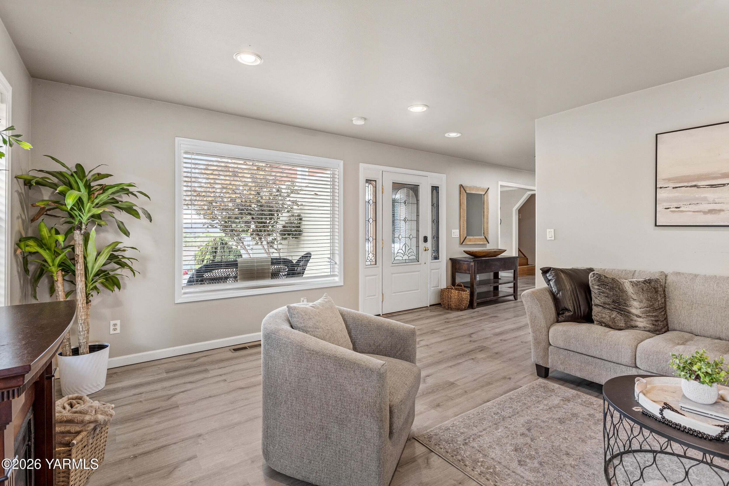 2121 Pleasant Hill Road Selah, WA 98942 - Photo 3 of 38 a living room with furniture and a large window
