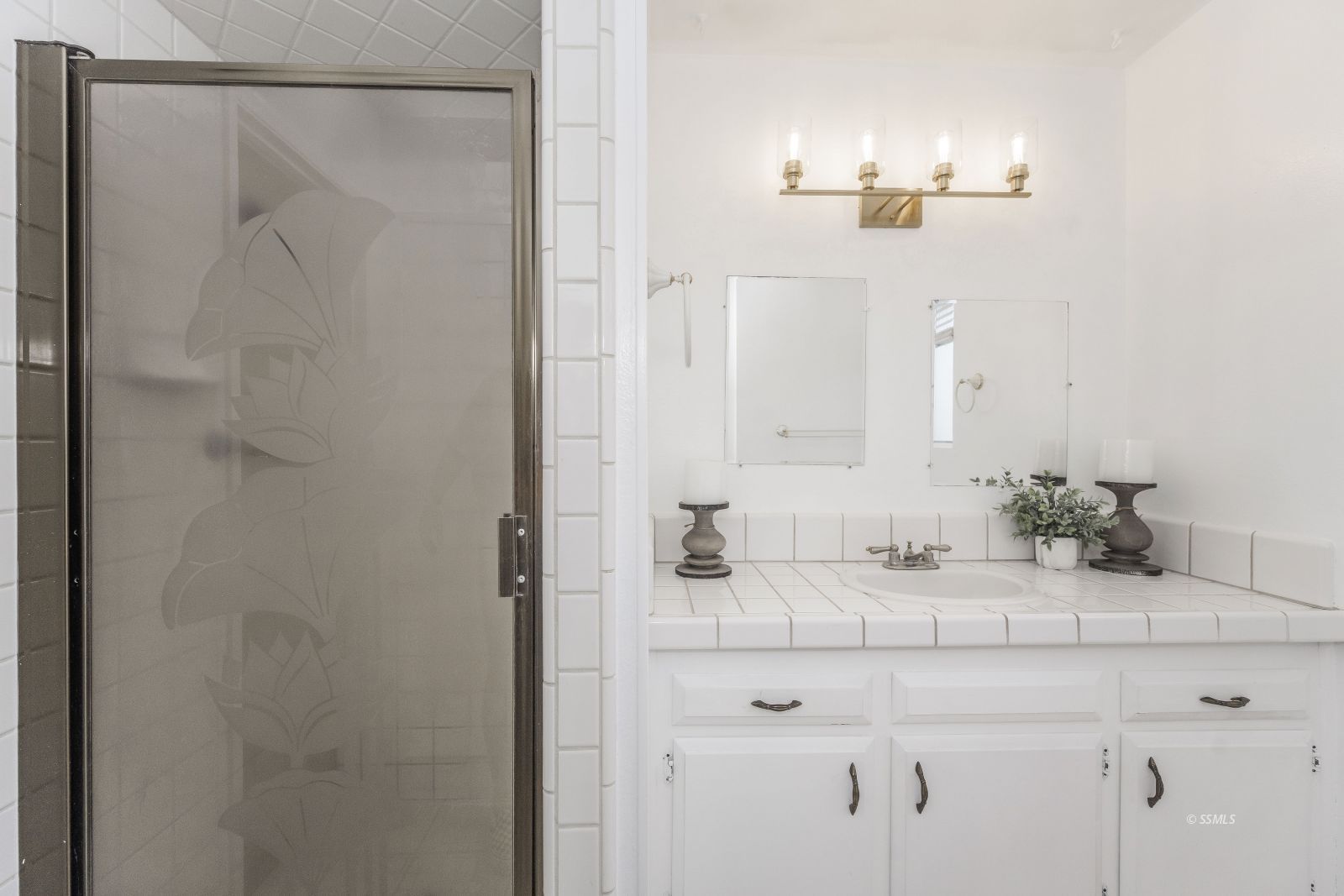 212 Rancho Street Ridgecrest, CA 93555 - Photo 14 of 25 a bathroom with a sink and a mirror