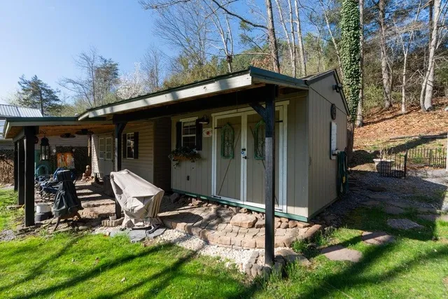 a view of a house with a yard