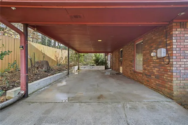 a view of a backyard